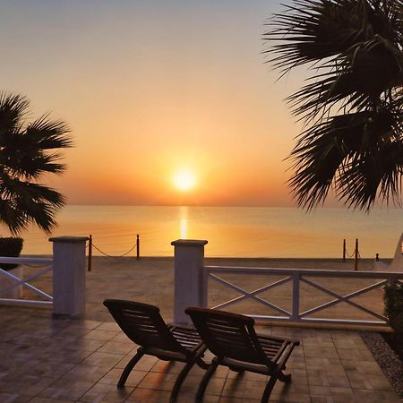 Dana Beach Resort Teluk Bulan Sabit Bagian luar foto