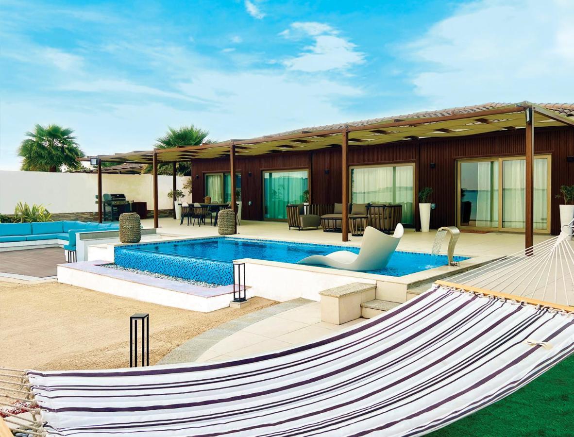 Dana Beach Resort Teluk Bulan Sabit Bagian luar foto